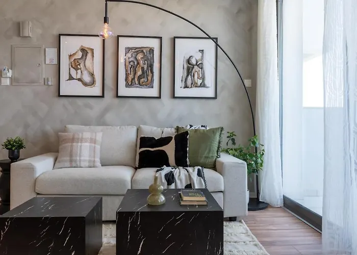 Lejlighed Luna - Homely W Balcony In