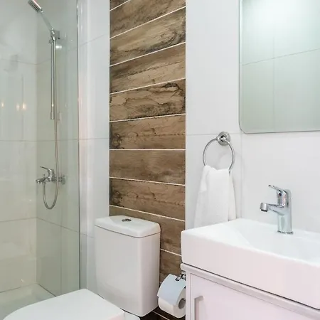 Luna - Homely W Balcony In Lägenhet *